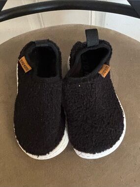 Size 8W STQ black soft Fleece Non Slip indoor/outdoor slip on shoes.  In EUC!